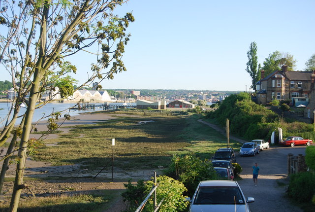 Medway riverside, Upper Upnor - geograph.org.uk - 2154065