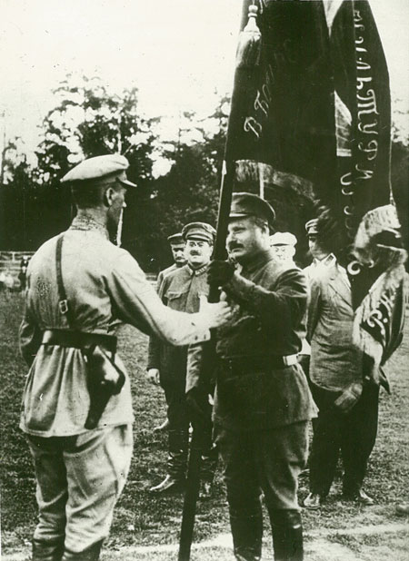 М. В. Фрунзе вручає прапор найкращій військовій частині Московського військового округу. (перша половина 1920-х)