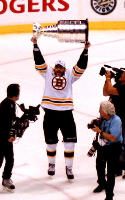 12.10 - 18.10 - Page 2 Milan_Lucic_Stanley_Cup_celebration