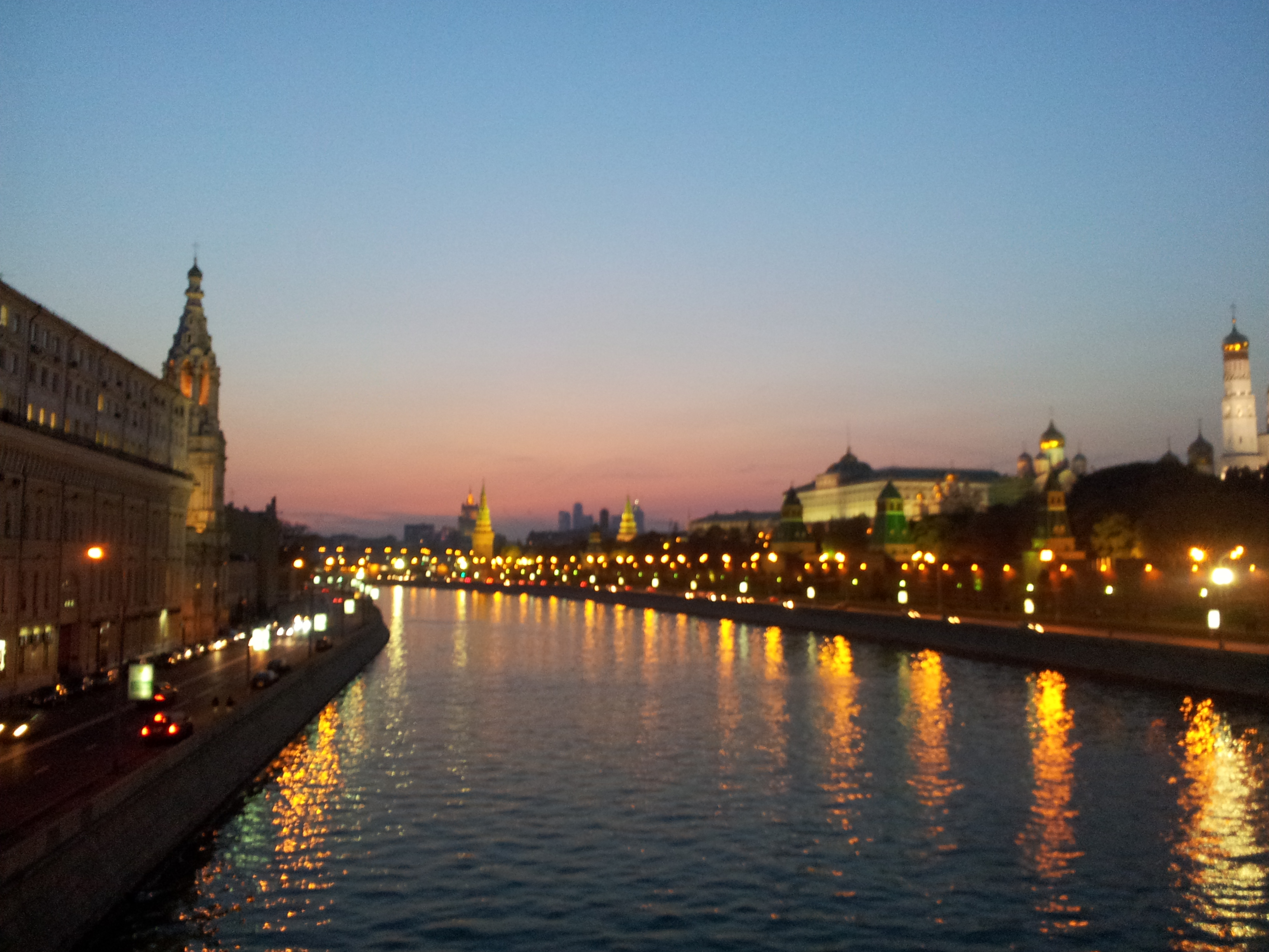 Moskva ym. Водные объекты Москвы. Москва ночью красивые места 2022. Река Москва и здания рядом с ней. Объект Москва река 4.