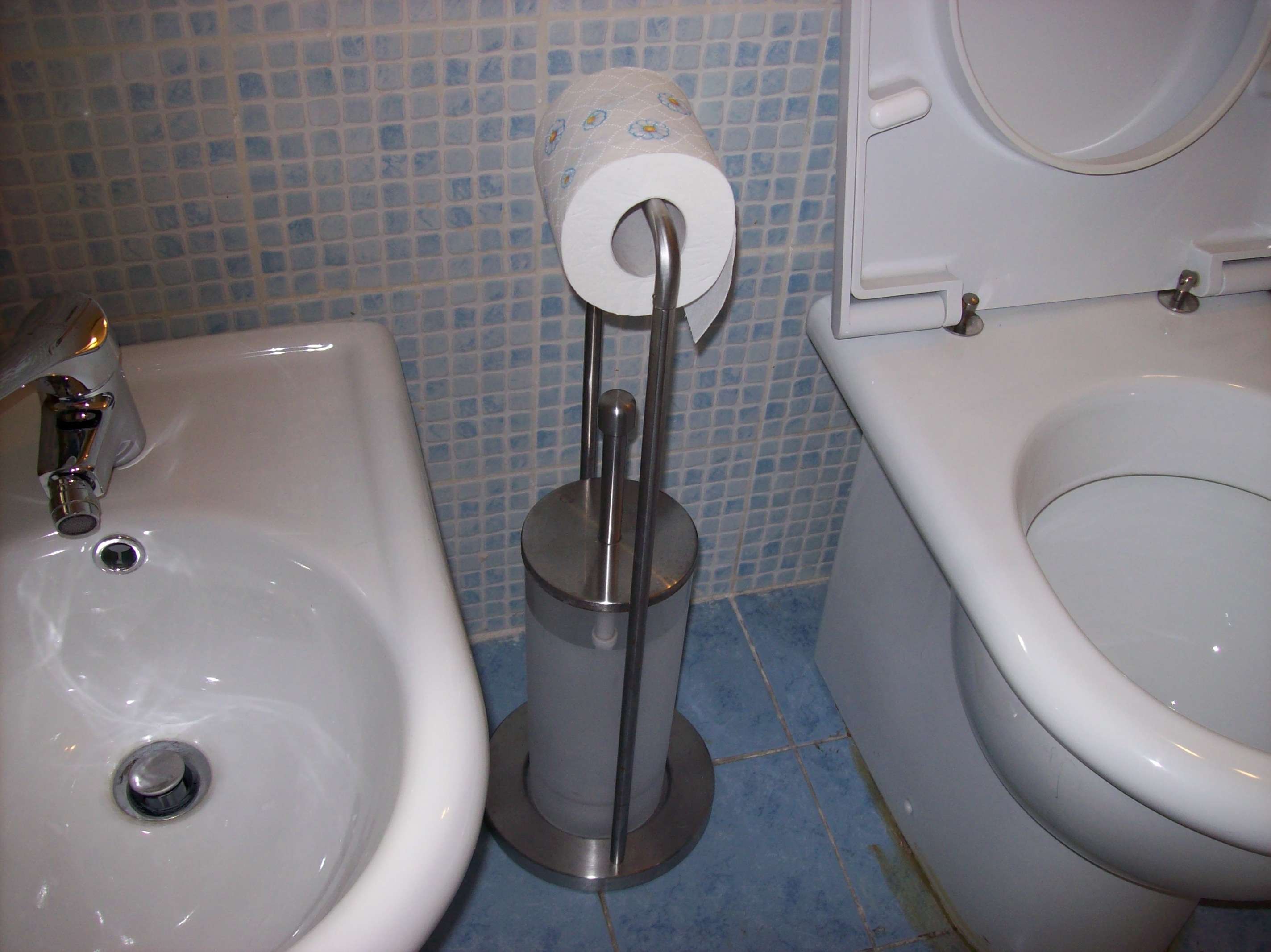 Toilet roll holder - Wikipedia