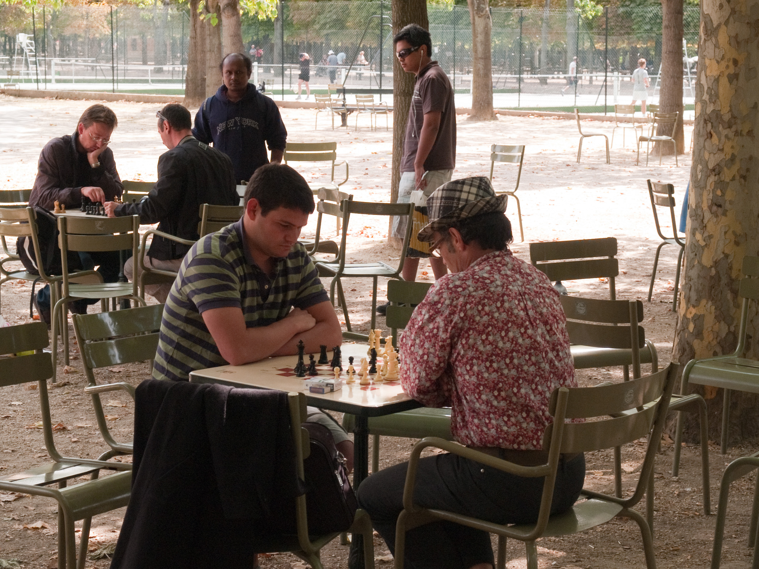 File Playing Chess Jardin Du Luxembourg August 24 2011 Jpg Wikimedia Commons