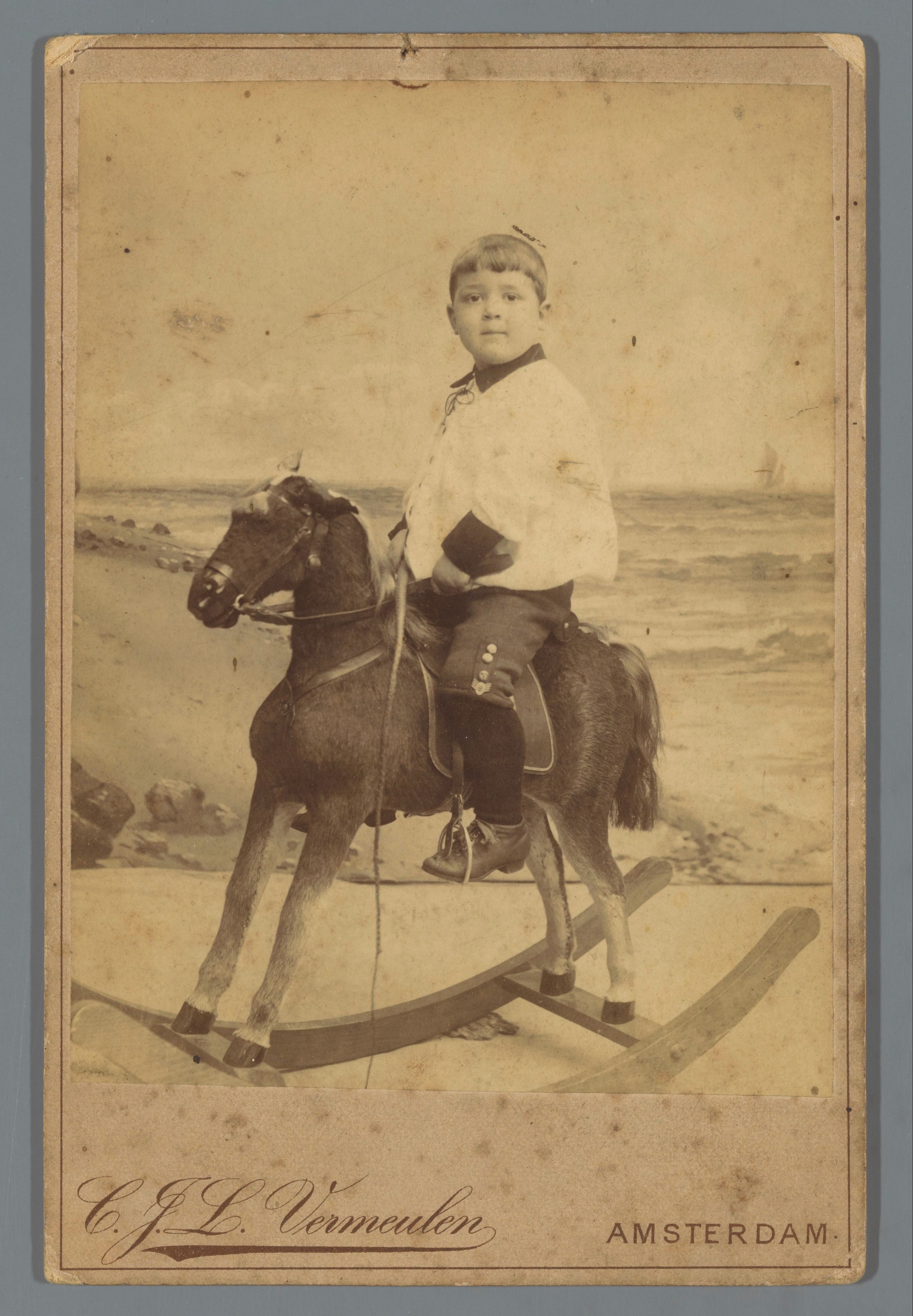 wasmiddel Bounty Startpunt File:Portret van een onbekende jongen op een hobbelpaard, RP-F-F26694.jpg -  Wikimedia Commons