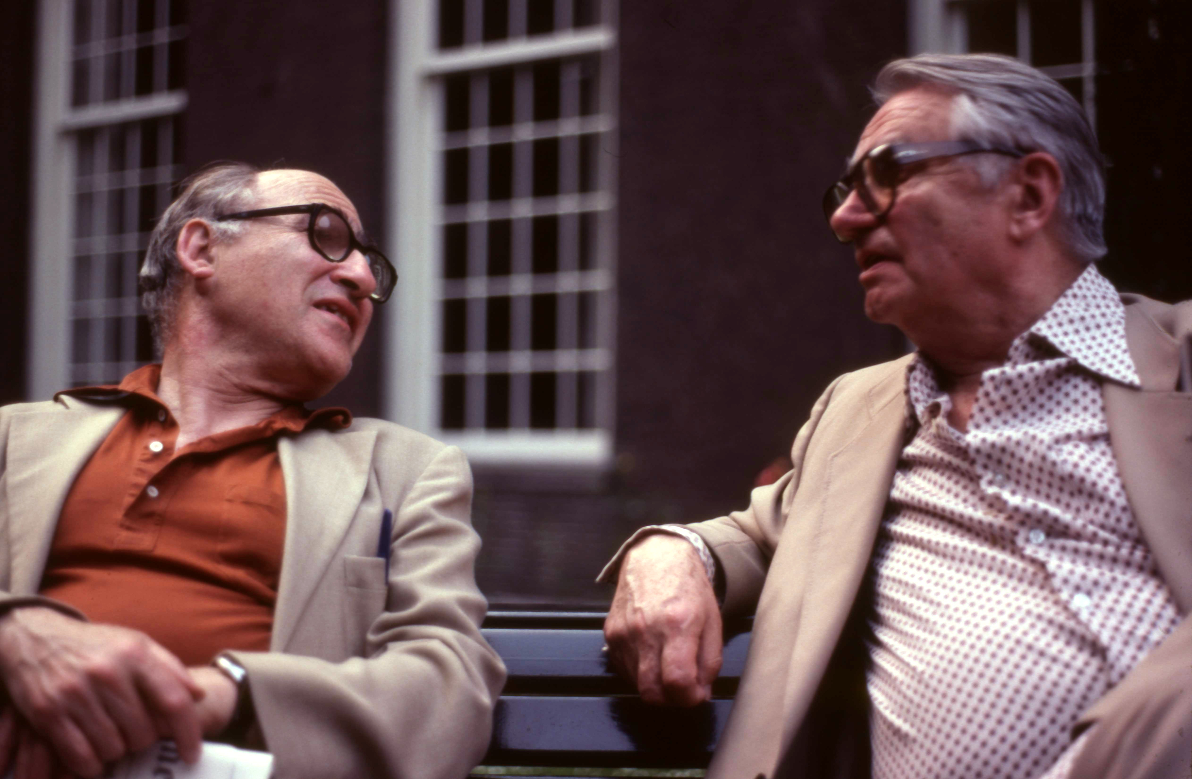 Rolf Italiaander (rechts) 1983 im Gespräch mit [[George Mosse