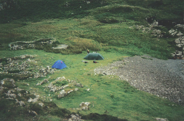 File:Ruined settlement - geograph.org.uk - 1212297.jpg