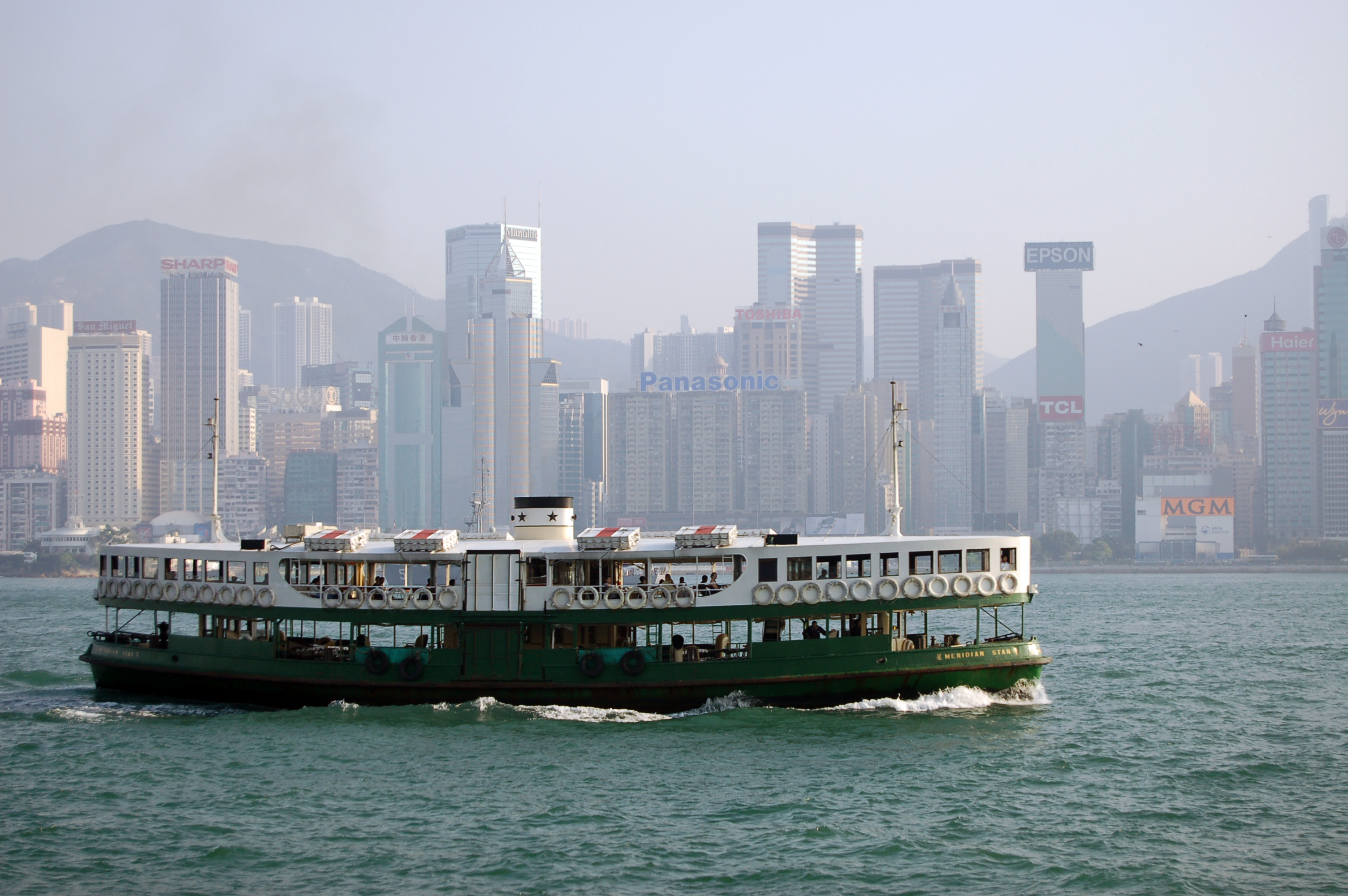 Паромы гонконга. Star Ferry Hong Kong. Kowloon Star Ferry. Hong Kong Макао паром. Паромный причал Star Ferry.