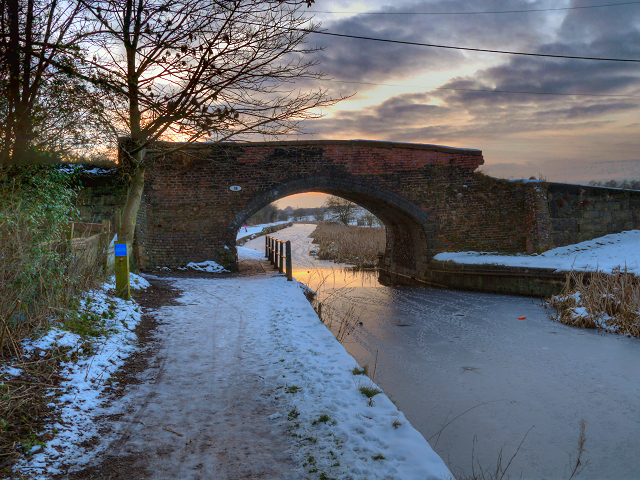 Withins_Bridge,_Manchester,_Bolton_and_Bury_Canal_-_geograph.org.uk_-_3313320.jpg (640×480)