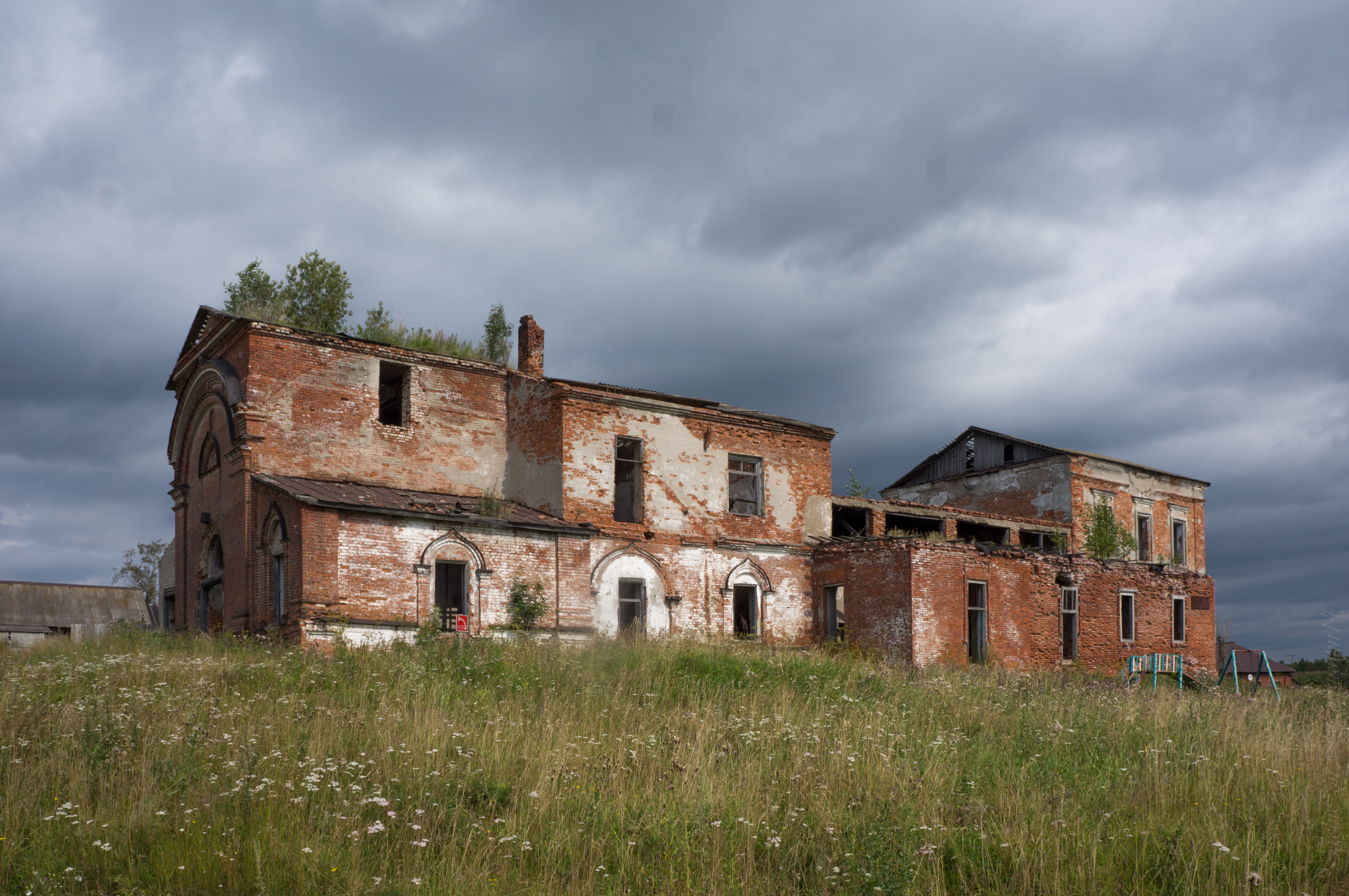 Поселки перми. Посёлок Юг Пермский. Поселок Юг Пермь. Храм пророка Илии поселок Юг Пермь. Христорождественский собор поселок Юг.