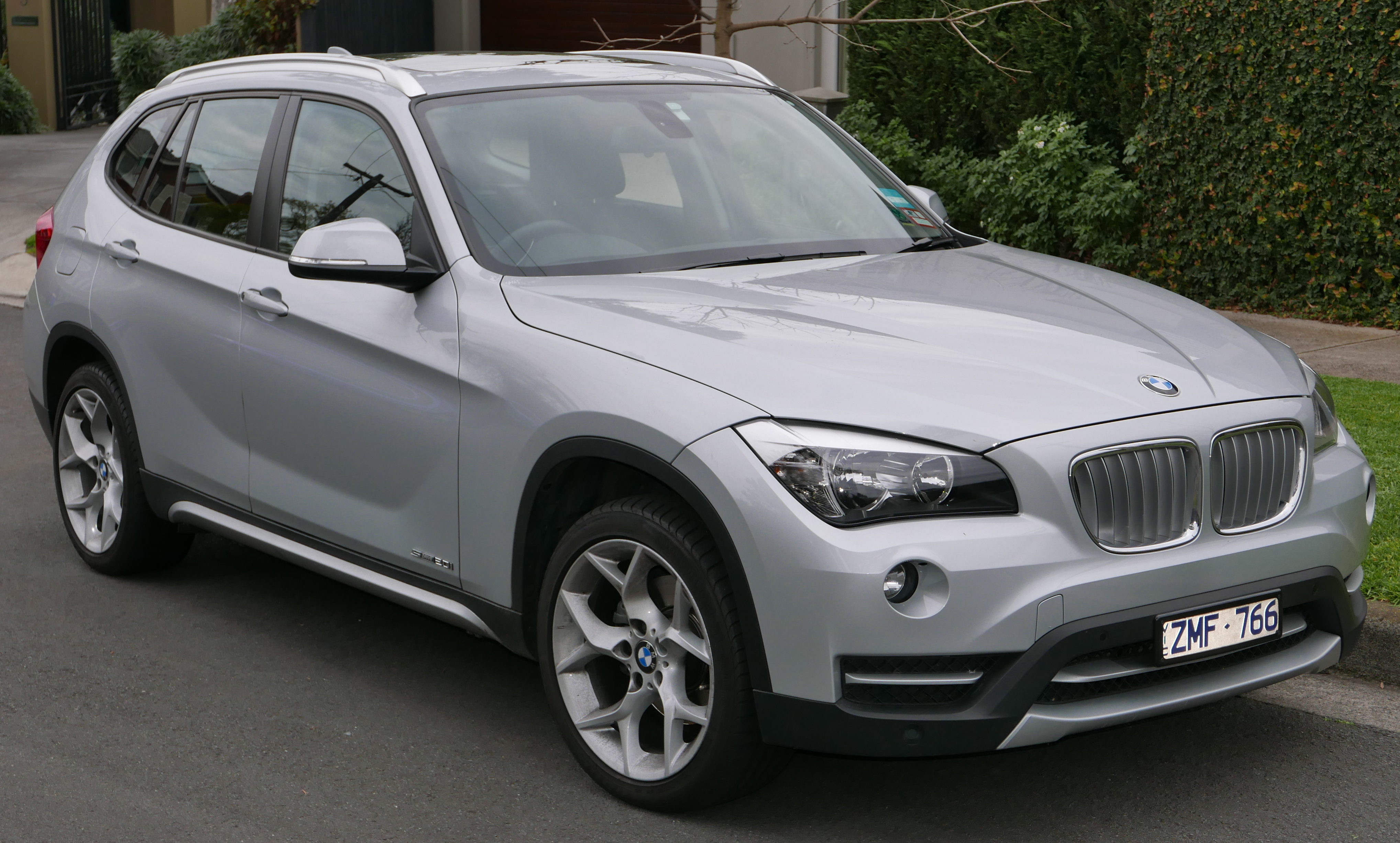 File:2013 BMW X1 (E84 LCI MY13) sDrive20i wagon (2015-07-09) 01