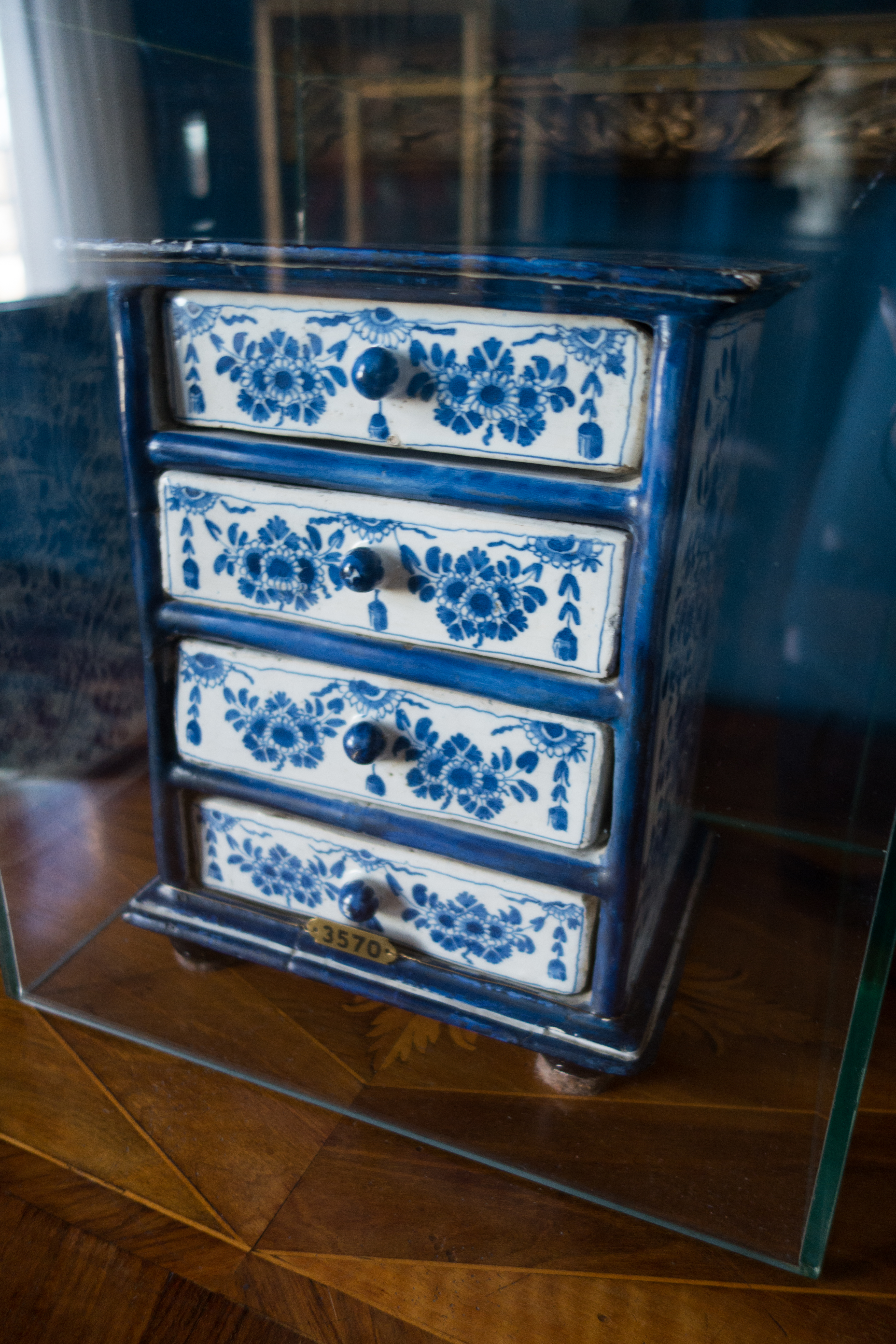 File:Antique ceramic jewellery box (Frederiksborg Museum).jpg - Wikimedia  Commons