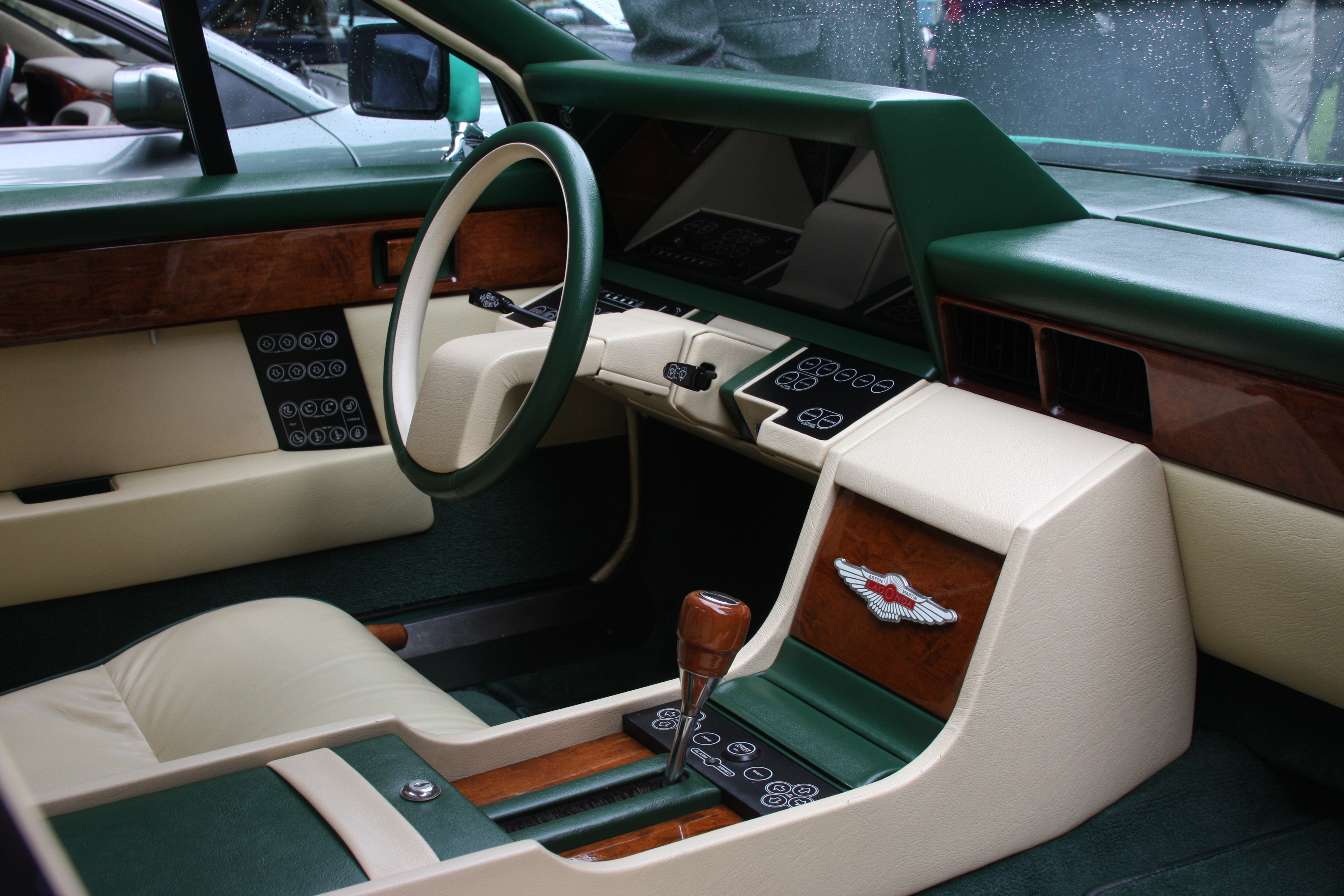 Datei Astonmartinlagonda Interior Jpg Wikipedia