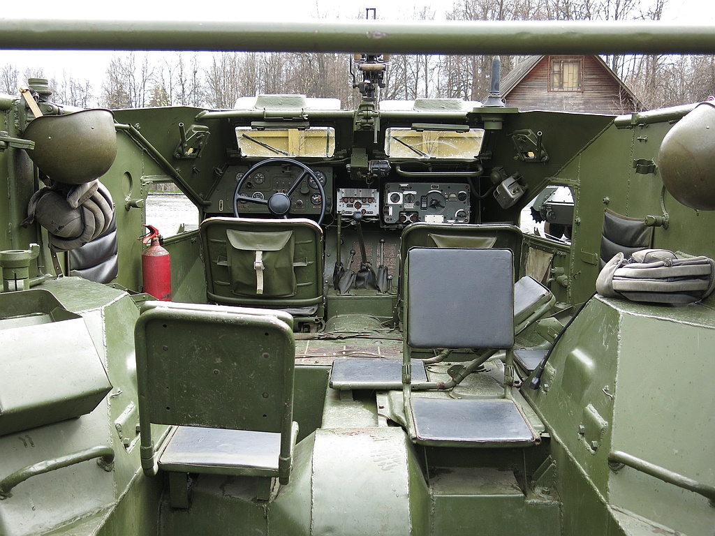 BTR - blindé de transport Russe BTR-40_inside