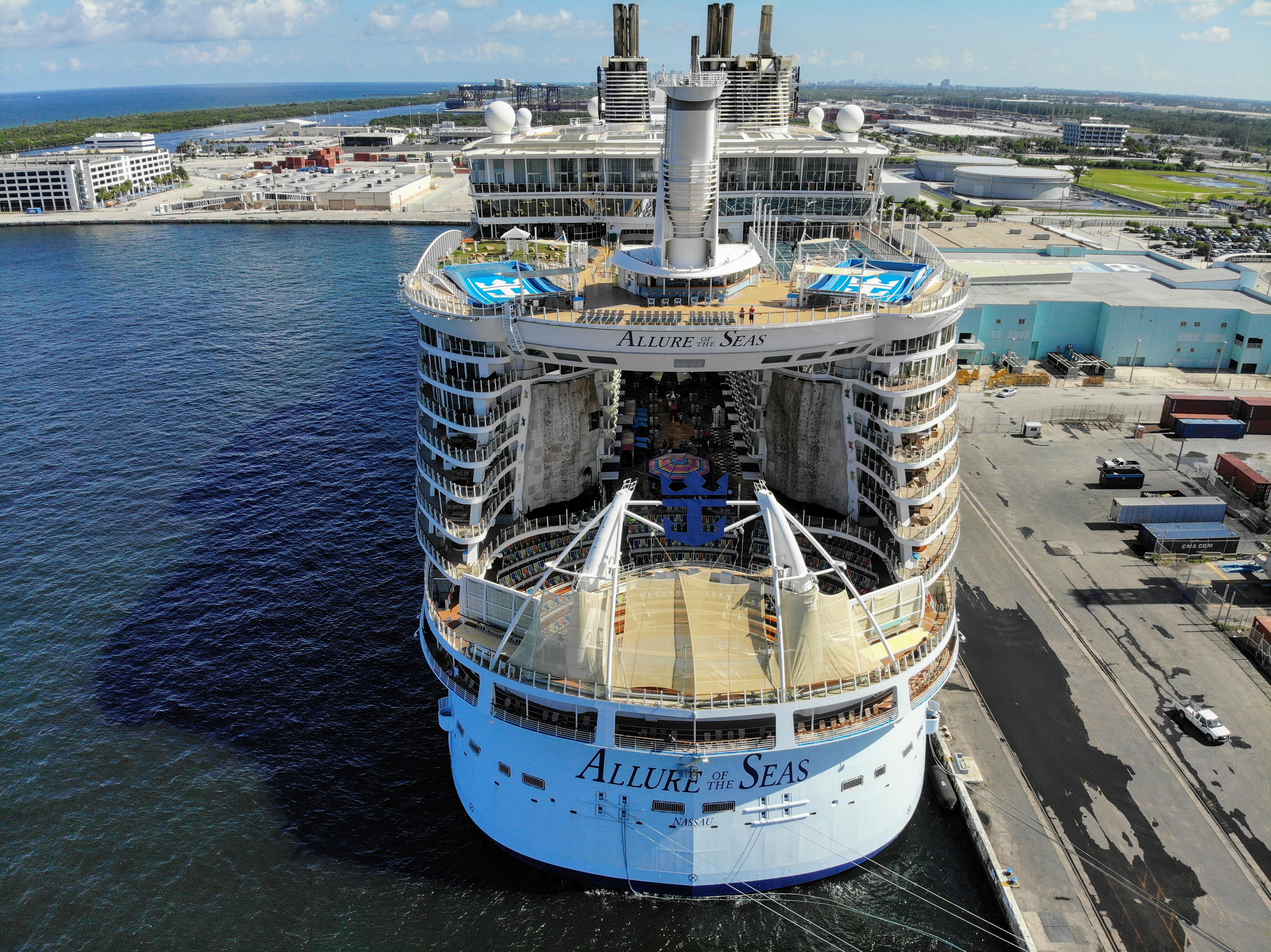 File:Back of the MS Allure of the Seas.jpg - Wikimedia Commons