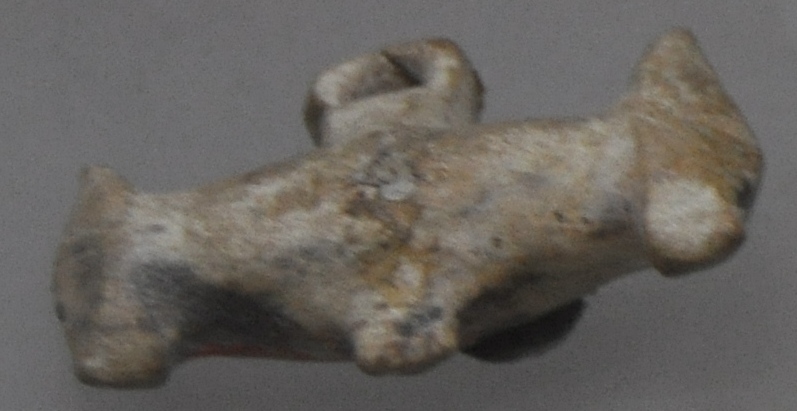 File:Bicephalous pendant (Jade), Artefacts of Phu Hoa site(Dong Nai province) 02.jpg