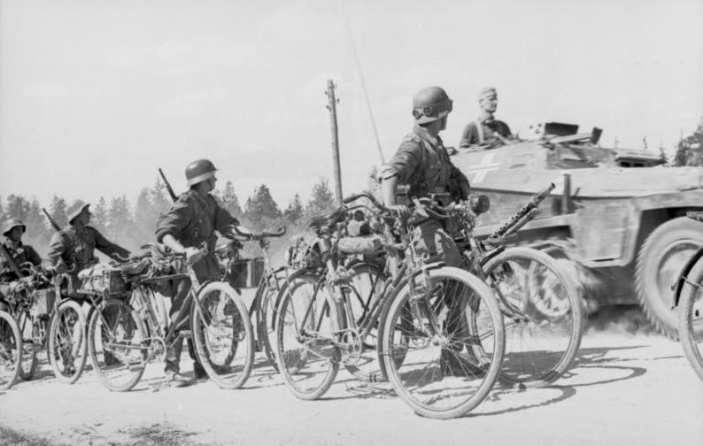 Das Militärfahrrad Bundesarchiv_Bild_101I-009-0870-04A%2C_Russland-Nord%2C_Vormarsch_durch_Lettland