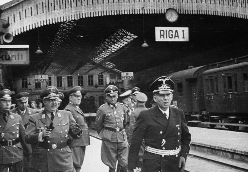 File:Bundesarchiv Bild 146-1970-043-42, Lettland-Riga, Ankunft von Hinrich Lohse mit Offizieren am Bahnhof.jpg