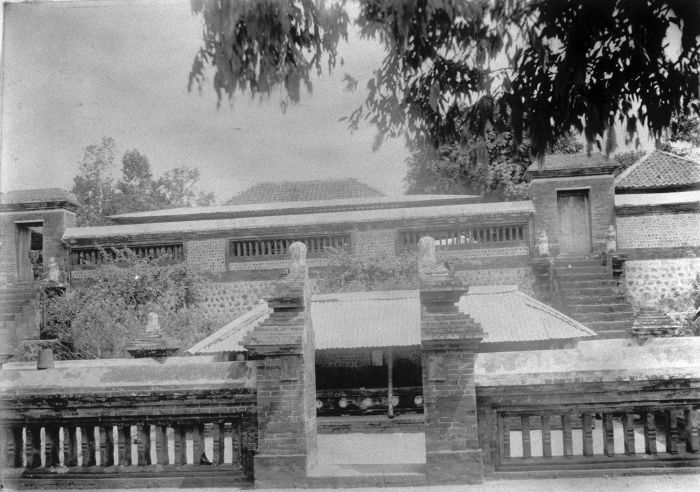 File:COLLECTIE TROPENMUSEUM Dewah tempel met vijver te Sangsit op Bali TMnr 60008680.jpg