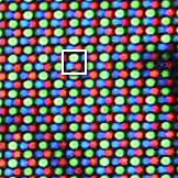 Sur un écran CRT, un pixel est formé par les trois phosphores qui sont excités à un instant donné par les trois faisceaux d'électrons