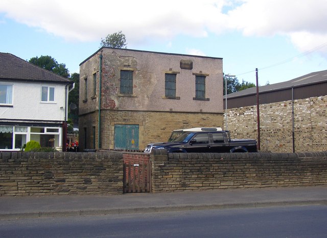 File:Electricity sub-station, Moorside, Cleckheaton - geograph.org.uk - 234429.jpg