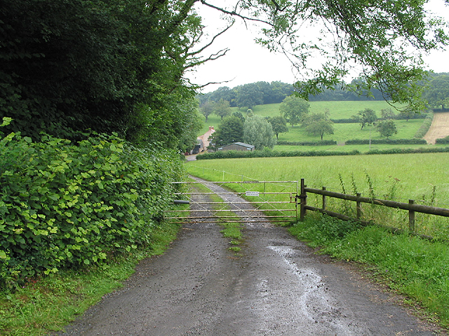 File:Entrance to Perry's Farm - geograph.org.uk - 495782.jpg