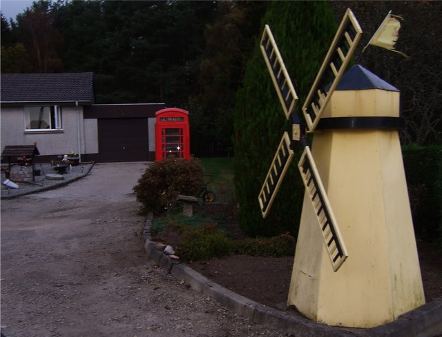 File:Garden ornaments - geograph.org.uk - 586020.jpg