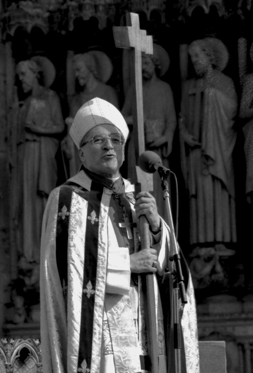 Lustiger outside [[Notre-Dame de Paris|Notre Dame Cathedral]], 15 August 1988