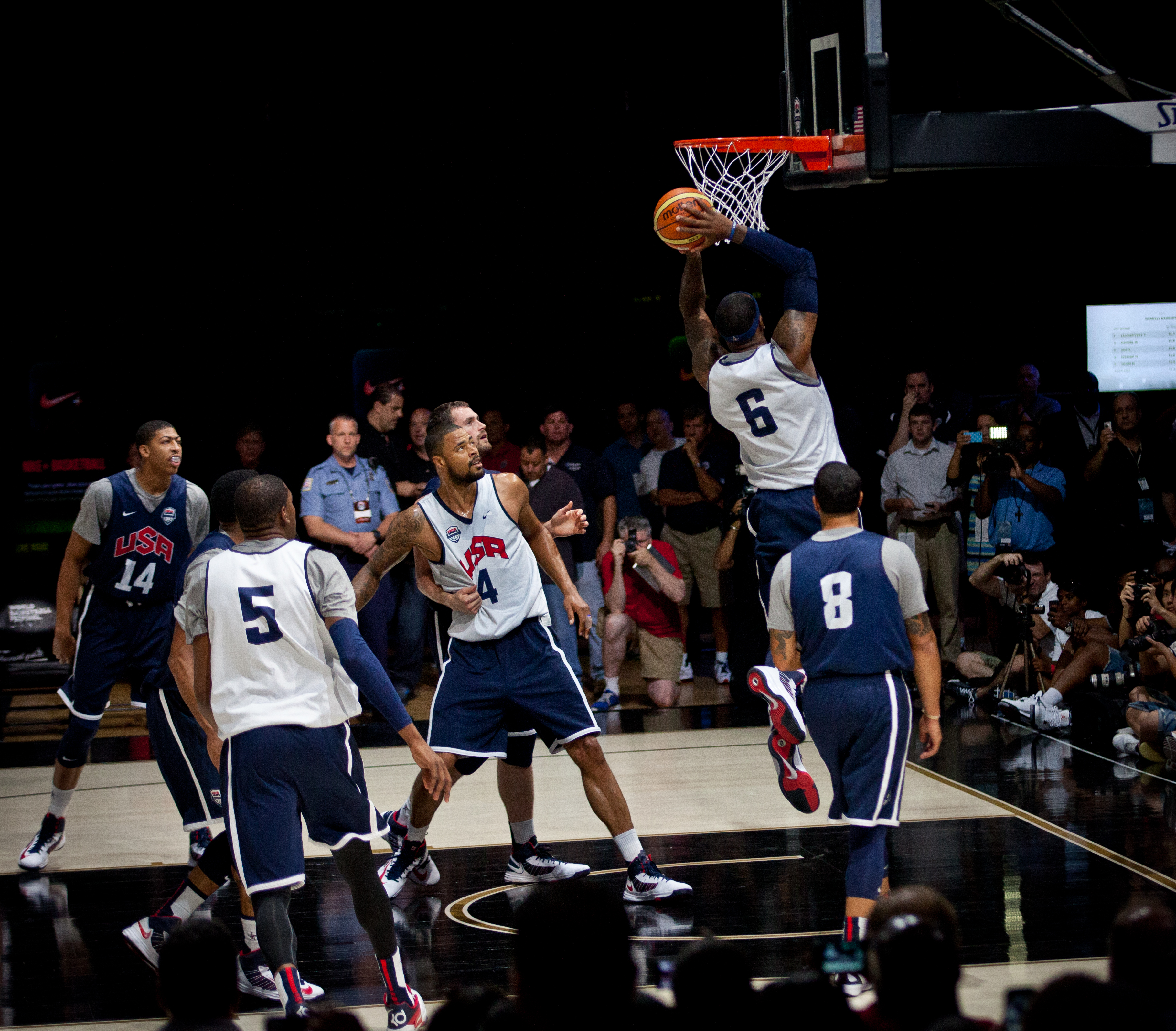 lebron james basketball dunk game