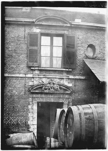 File:Maison - Porte du XVIIème et tonneaux, rue des Saintes-Maries - Abbeville - Médiathèque de l'architecture et du patrimoine - APDU000432.jpg