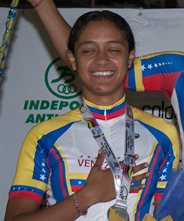 Campeonato Panamericano de Ciclismo 2011 (qisqartirilgan) .jpg uskunalari bilan jihozlangan Mariaesthela Vilera Podio.