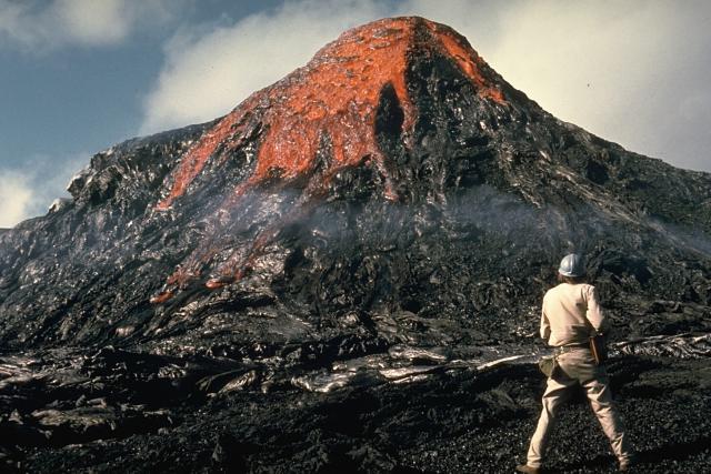 File:Mauna Ulu lava cone 28 february 1974.jpg