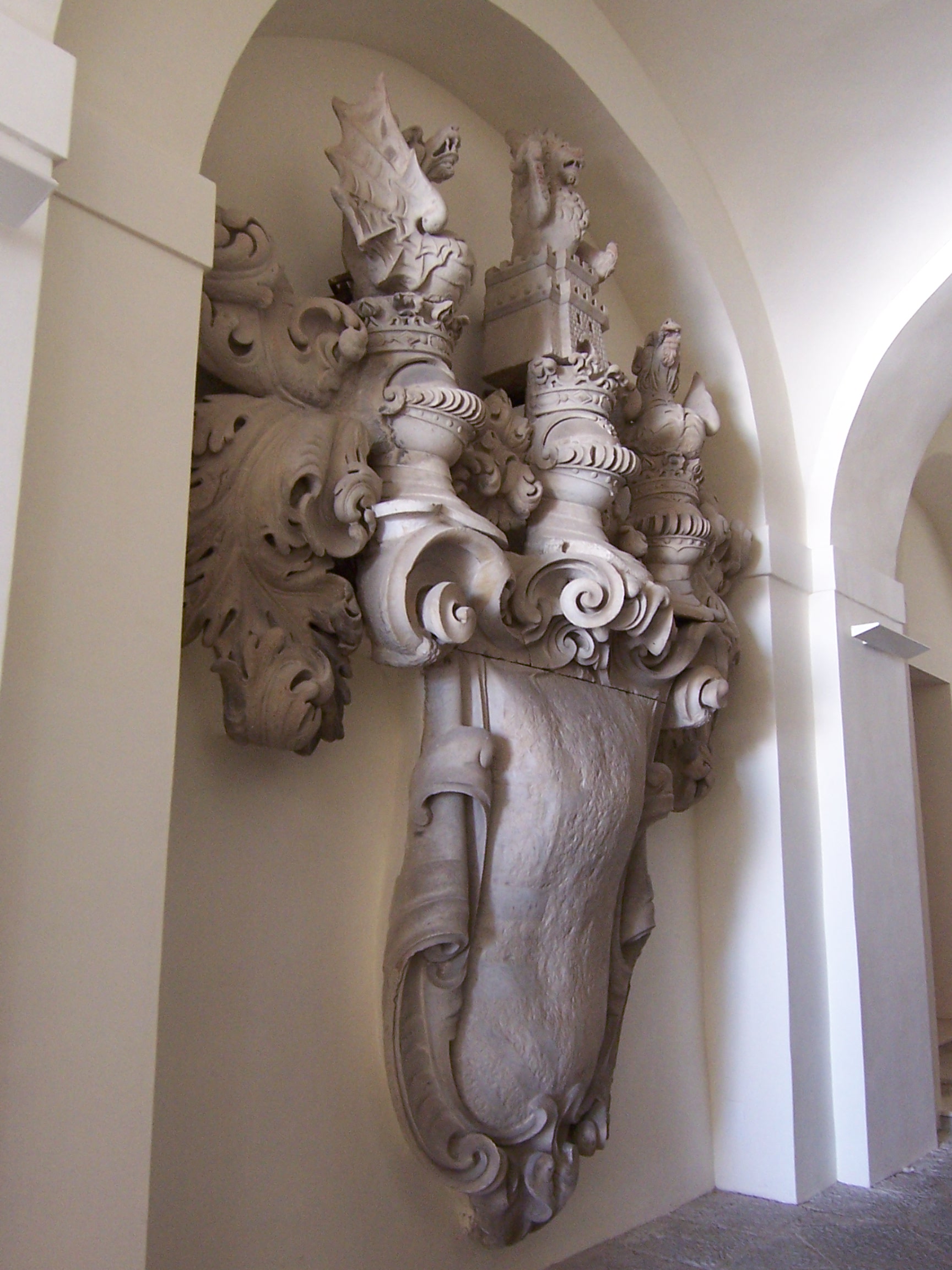 File:Museo di San Martino Napoli - Stemma 100 5131.JPG ...