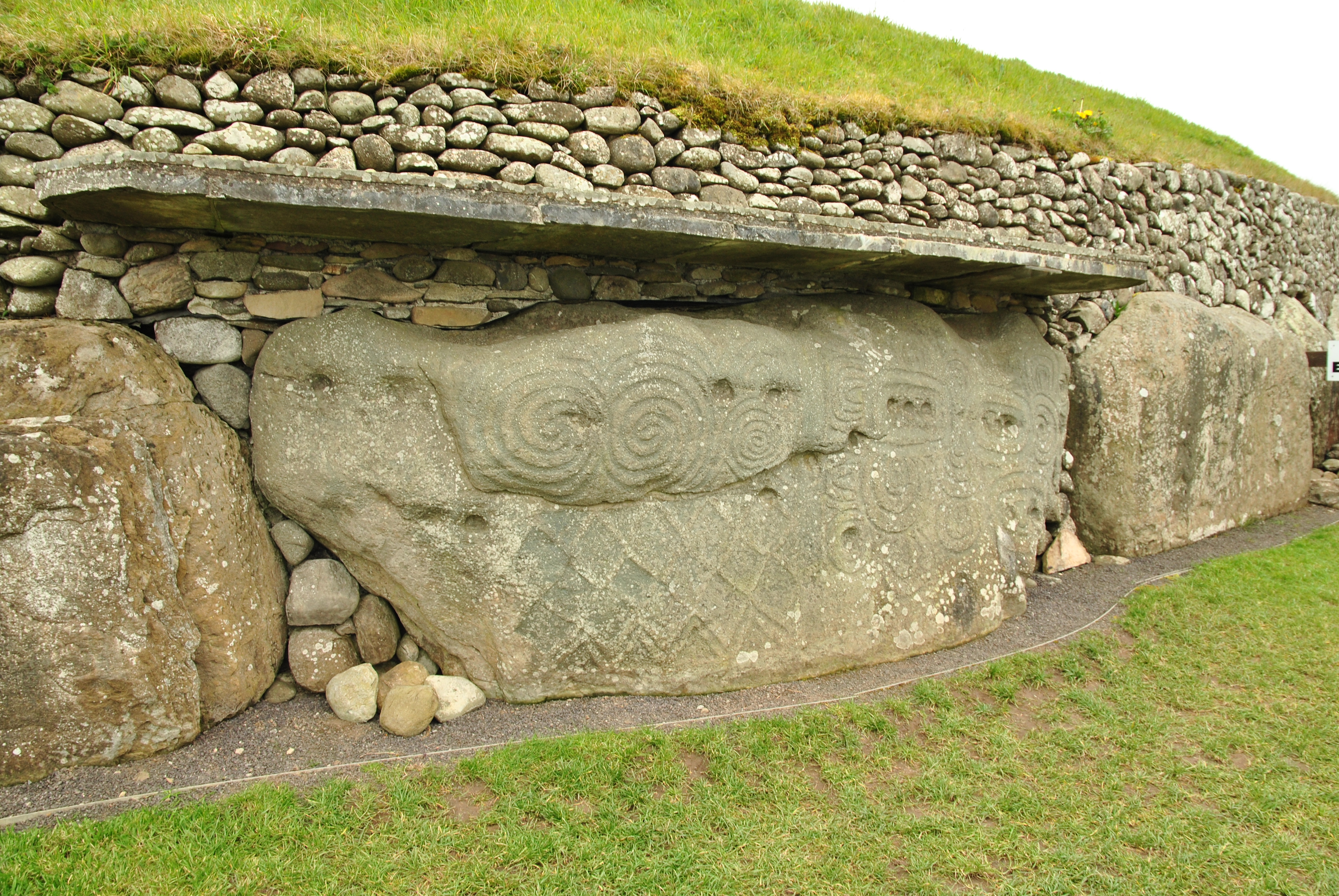 Newgrange Stone Age Passage Tomb - Boyne Valley, Ireland (6961303714).jpg