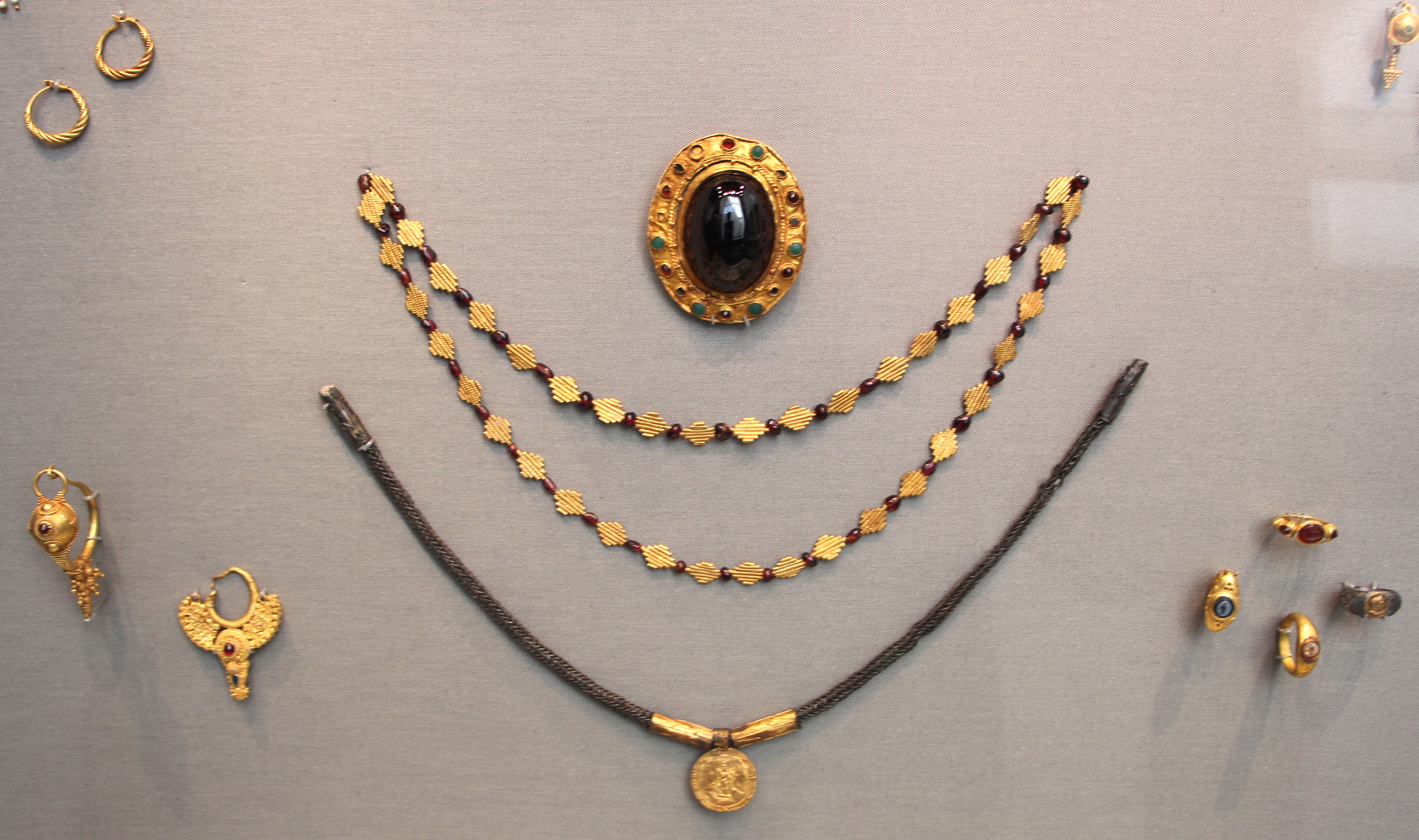 File:Oreficeria romana, I-III sec, collane, spilla, anelli e orecchini.JPG  - Wikimedia Commons