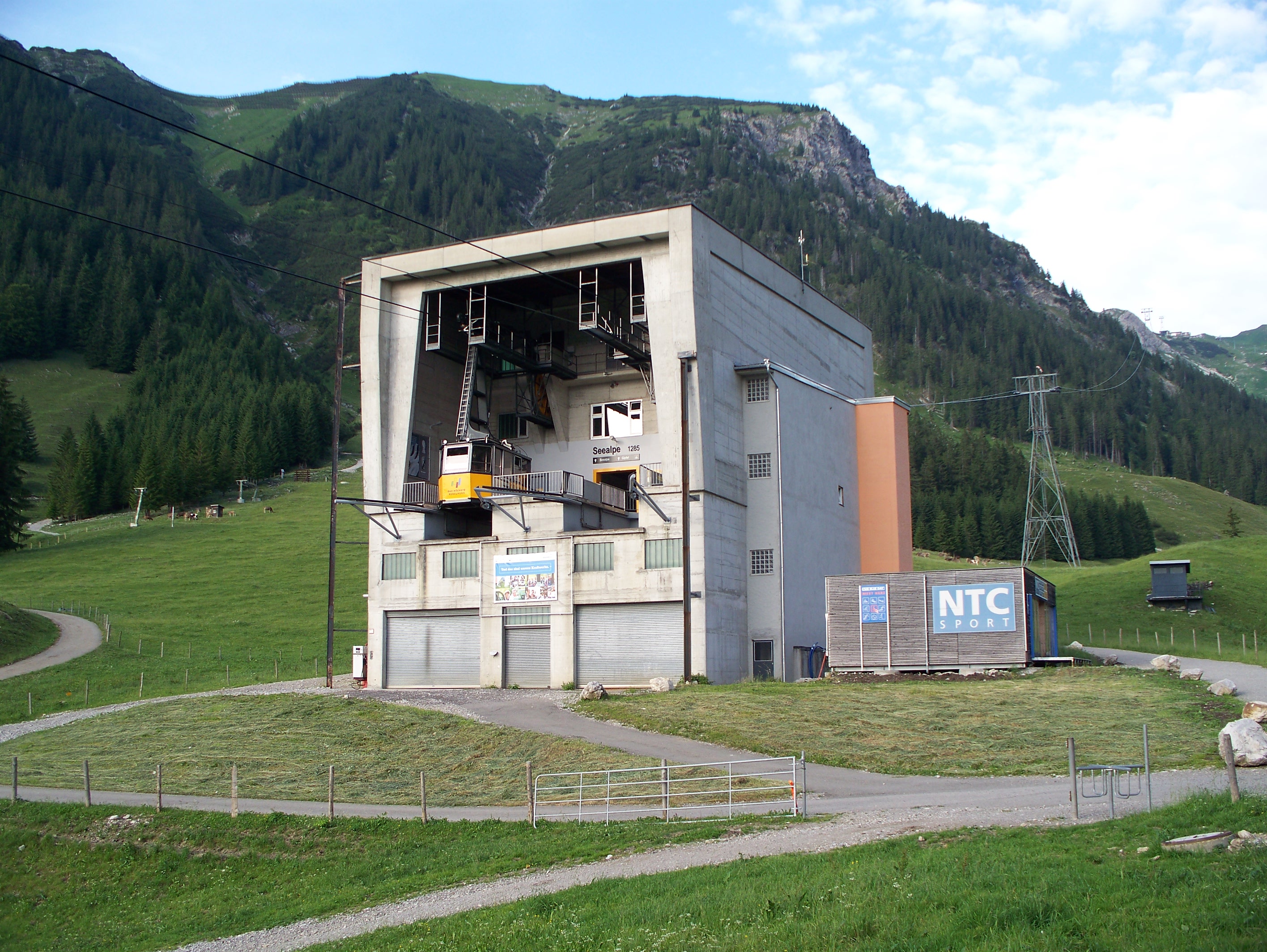 File:Seealpe Mittelstation, Nebelhorn im Allgäu.JPG - Wikimedia Commons
