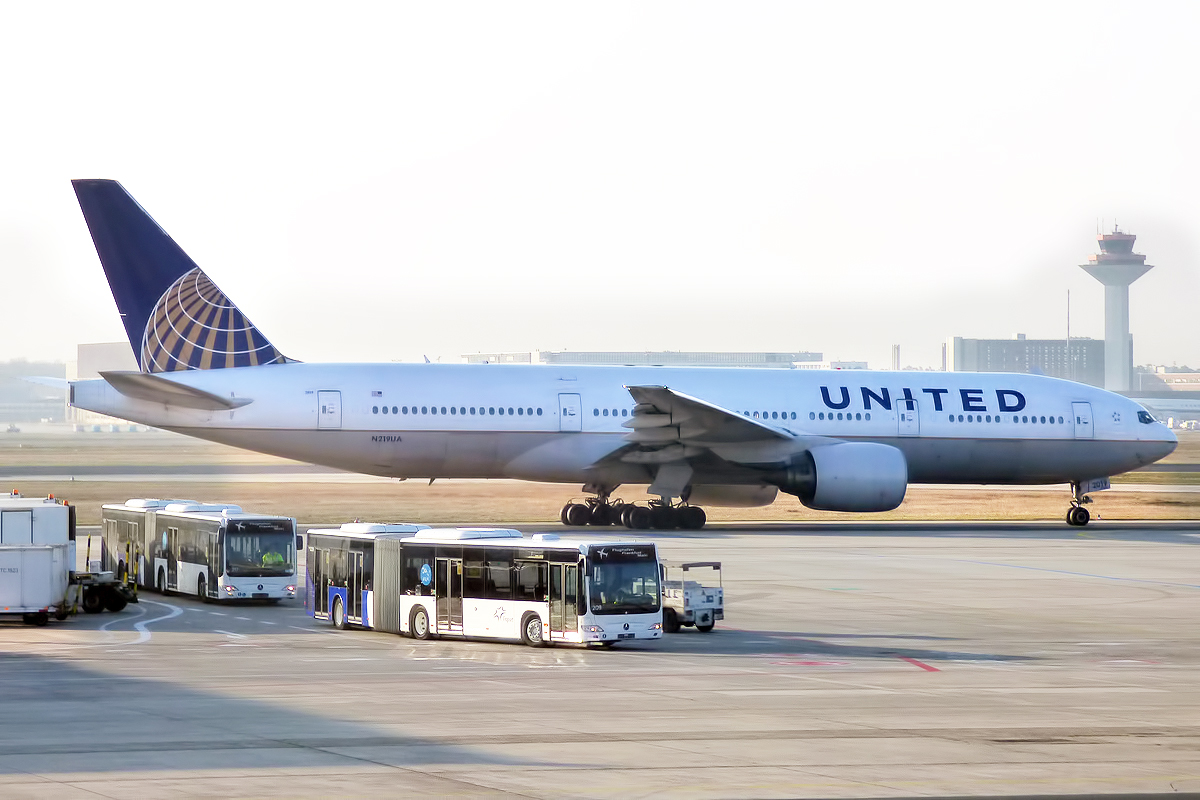 File:United Airlines, N219UA, Boeing 