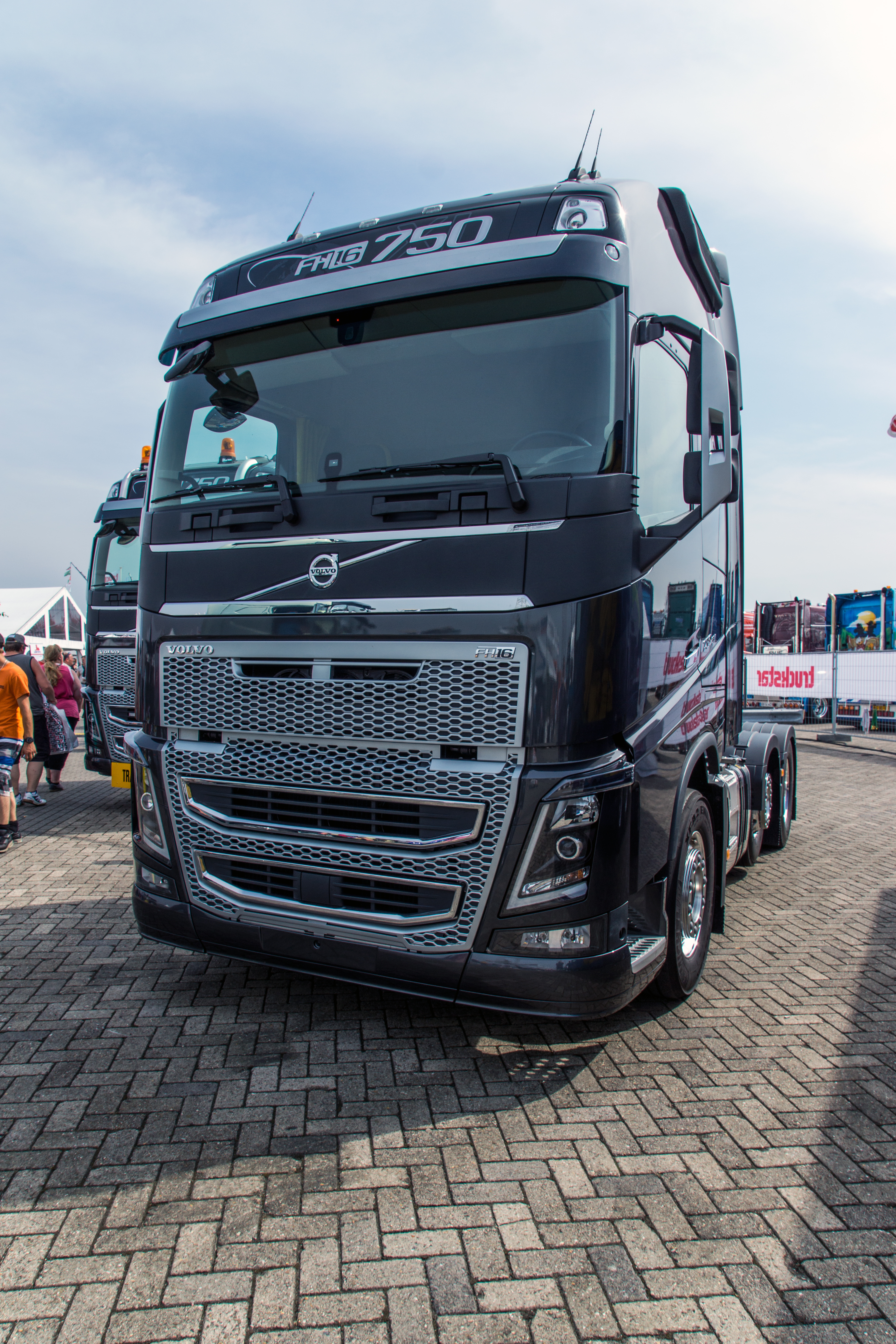 File:Volvo-fh.jpg - Wikimedia Commons