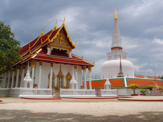 Chedi Phra Baromathat.