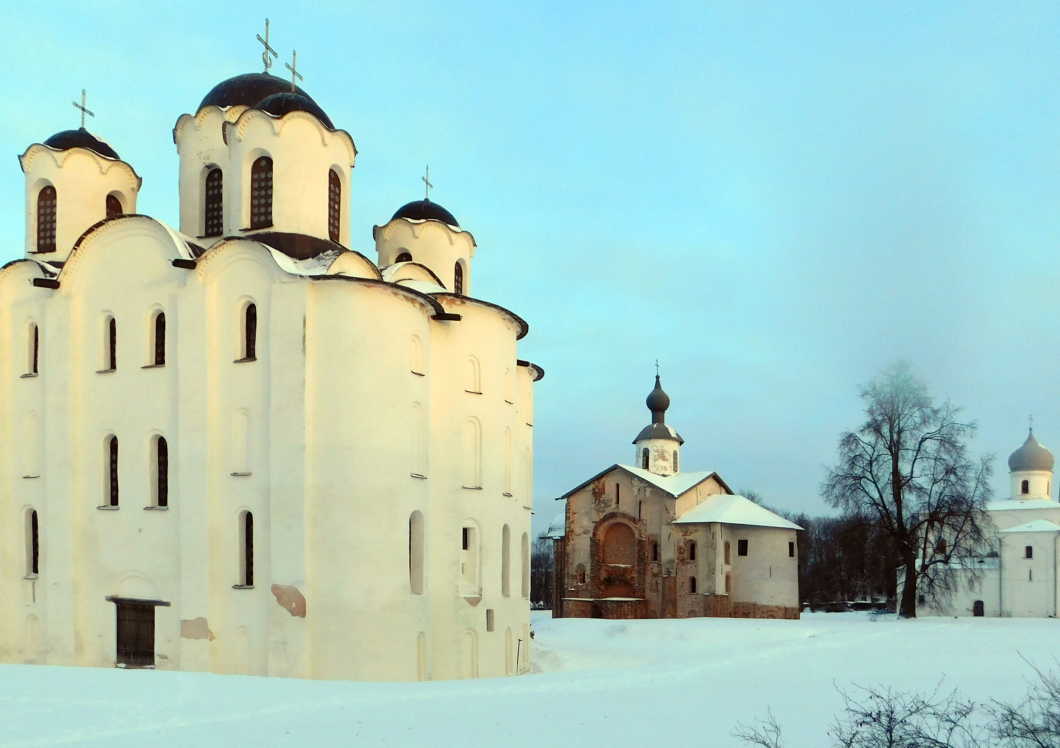 2 новгорода. Церковь Спаса Преображения на Ярославово Дворище Великий Новгород. Великий Новгород Дворище зима. Ярославово Дворище зима. Ярославово Дворище Новгород 12 век.