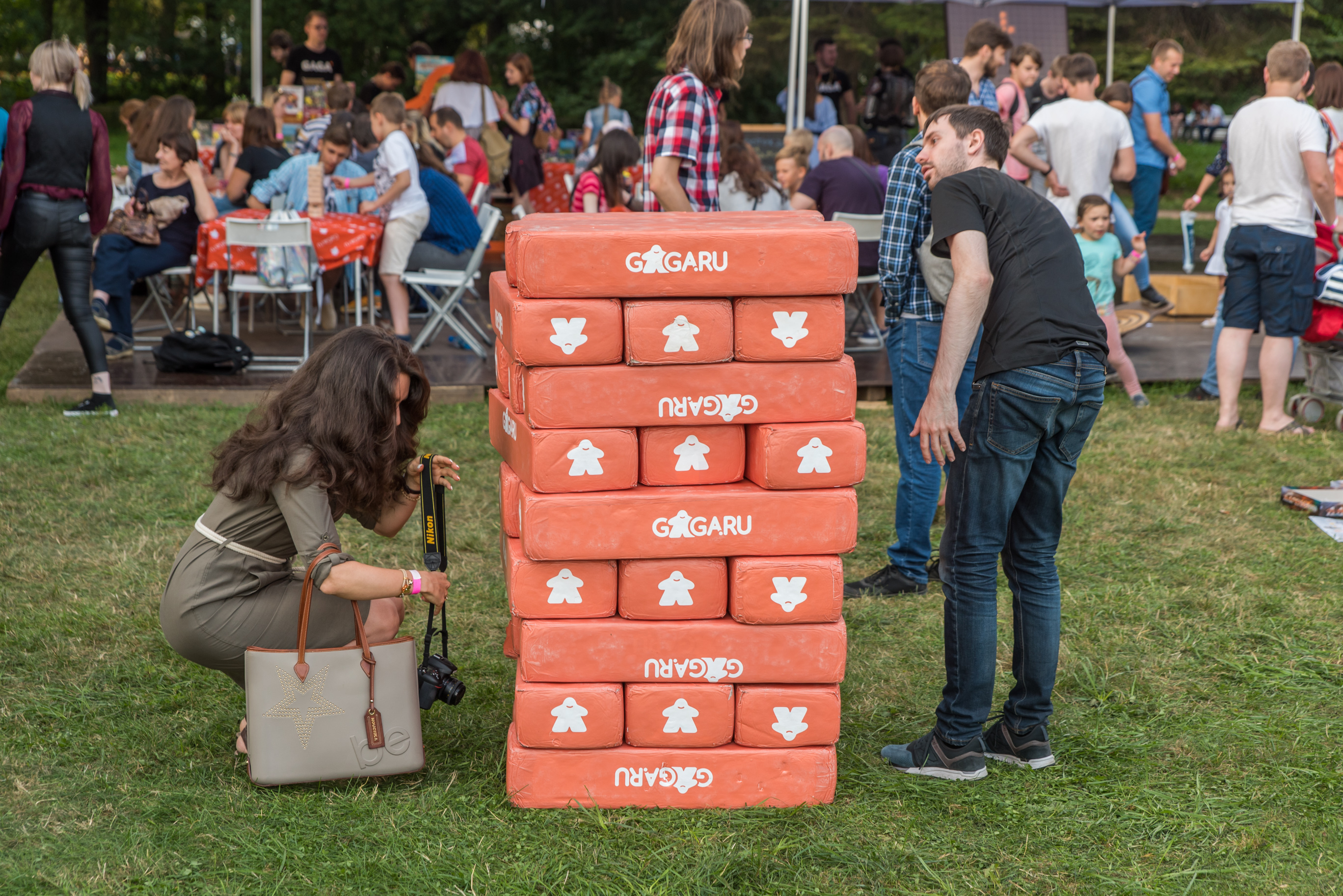 Огромный проявлять. Мега Дженга. Jenga игра большая. Гигантская Дженга Аэромир. Уличная Дженга Мосигра.