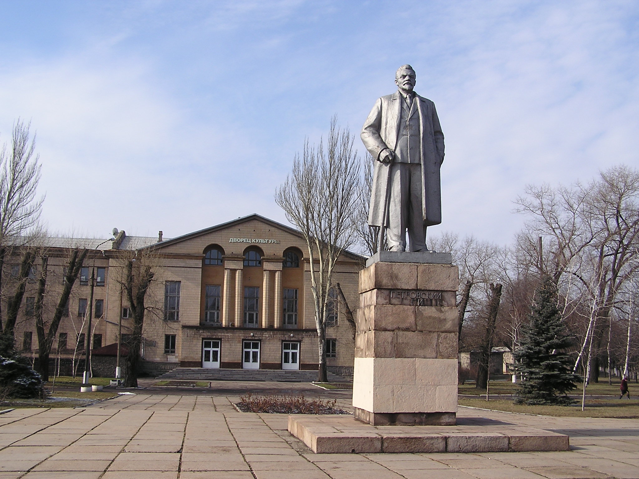 Памятники Петровском.