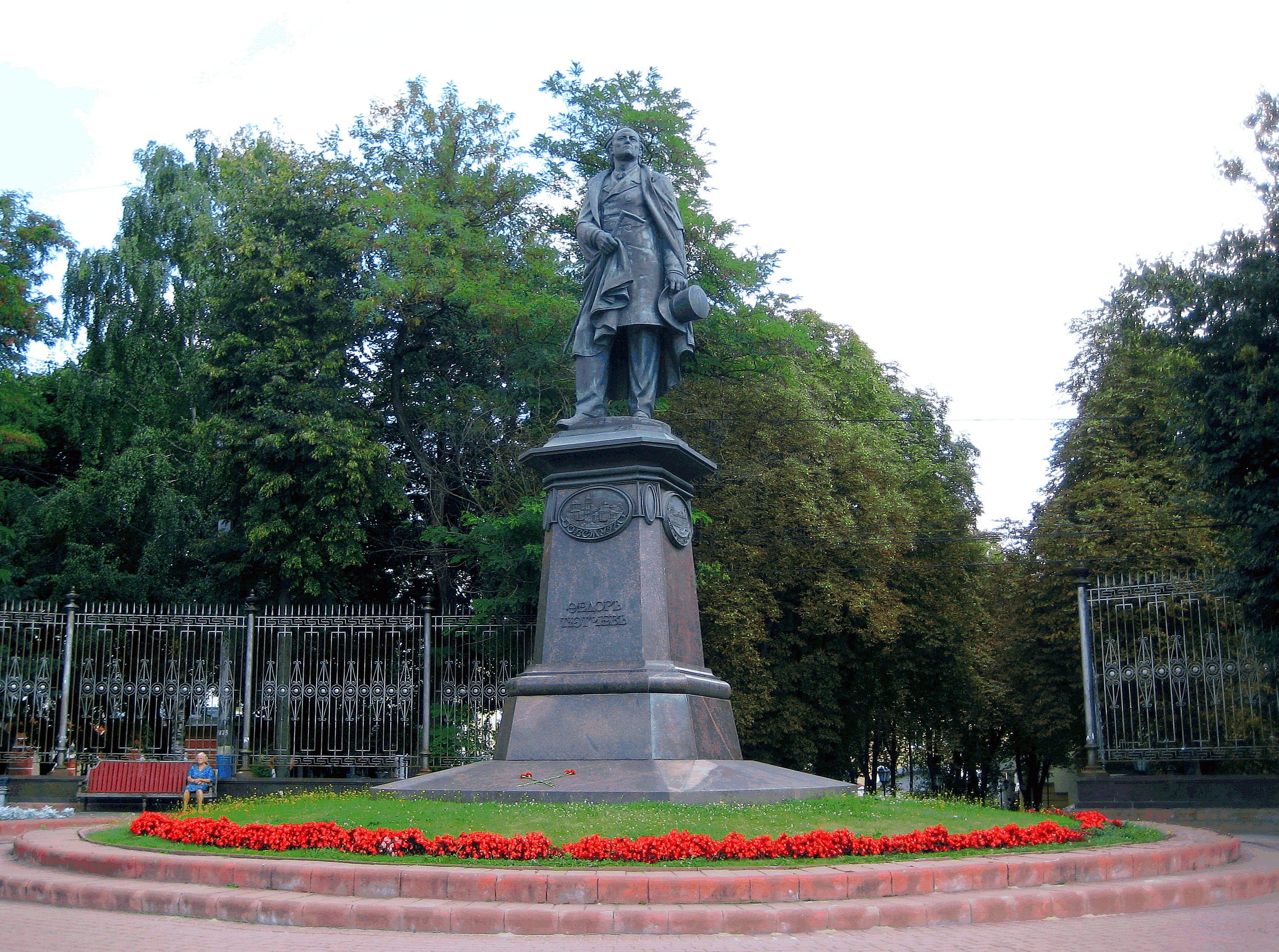 Тютчев петербург. Памятник Тютчеву в Брянске. Памятник Пушкину в Брянске. Тютчев памятник в Орле. Парк Тютчева Брянск.