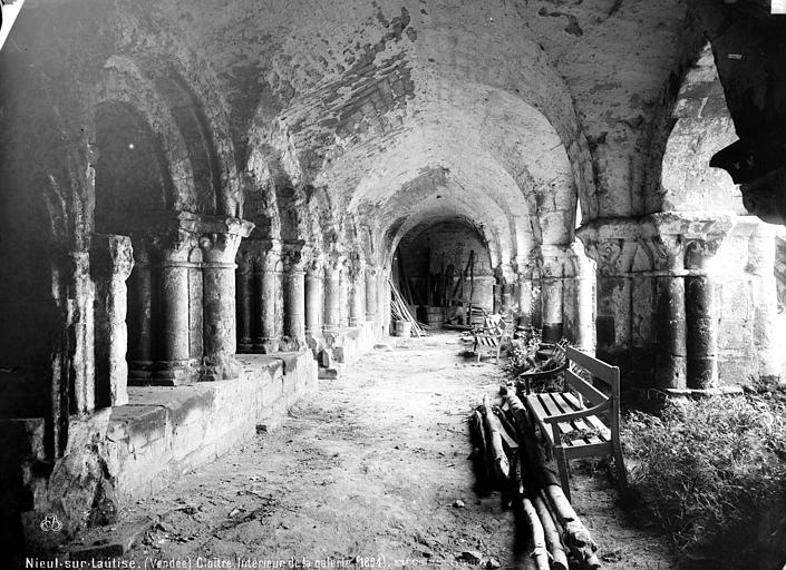 File:Abbaye (ancienne) - Cloître - Nieul-sur-l'Autise - Médiathèque de l'architecture et du patrimoine - APMH00009955.jpg