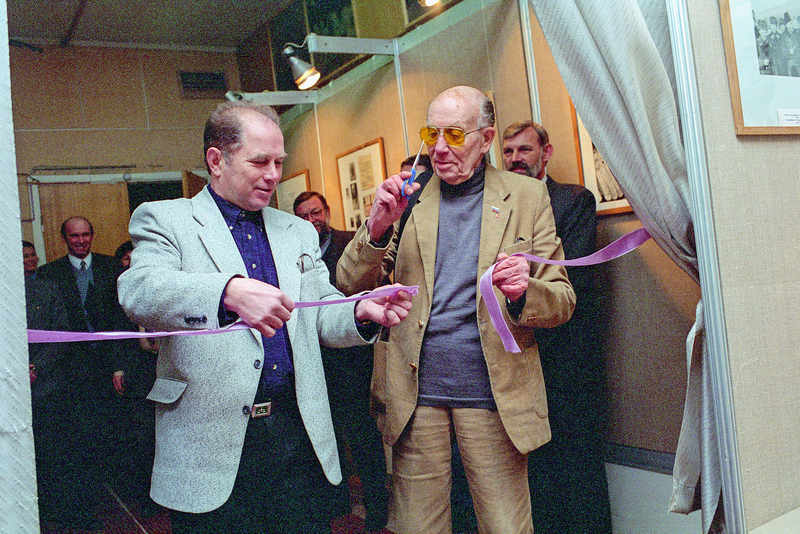 File:Ac-ruikovich-v-a-1997-opens-up.jpg