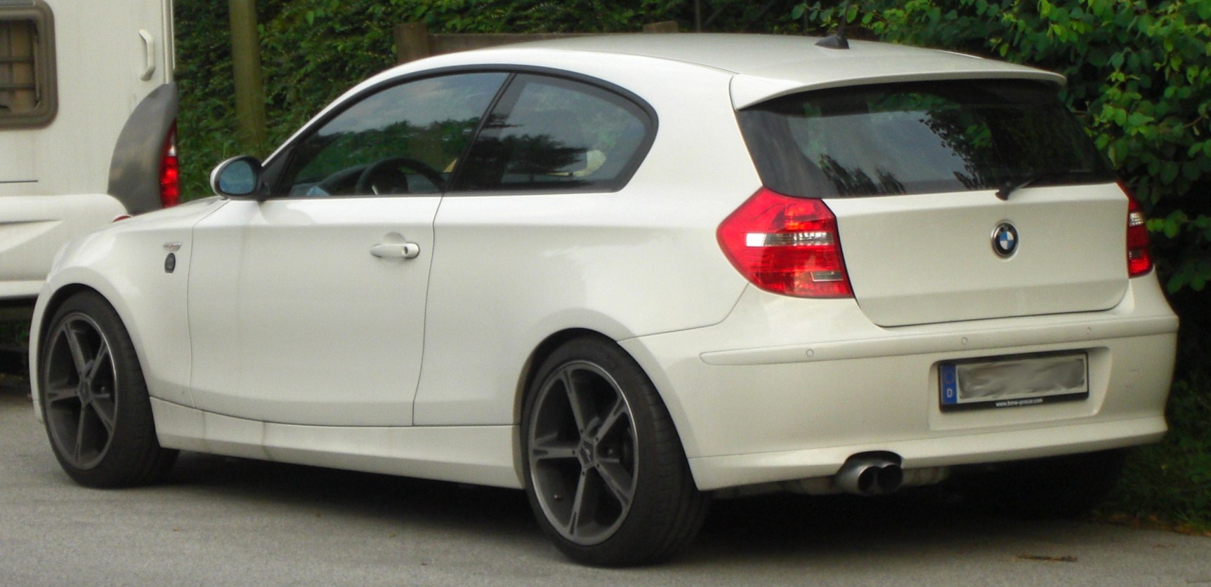 File:BMW 118d (E87) Facelift rear 20100711.jpg - Wikimedia Commons