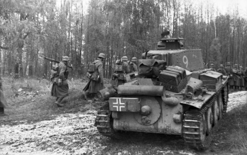 ČKD-Praga TNH Bundesarchiv_Bild_101I-213-0267-13%2C_Russland-Nord%2C_Panzer_38%28t%29_und_Infanterie