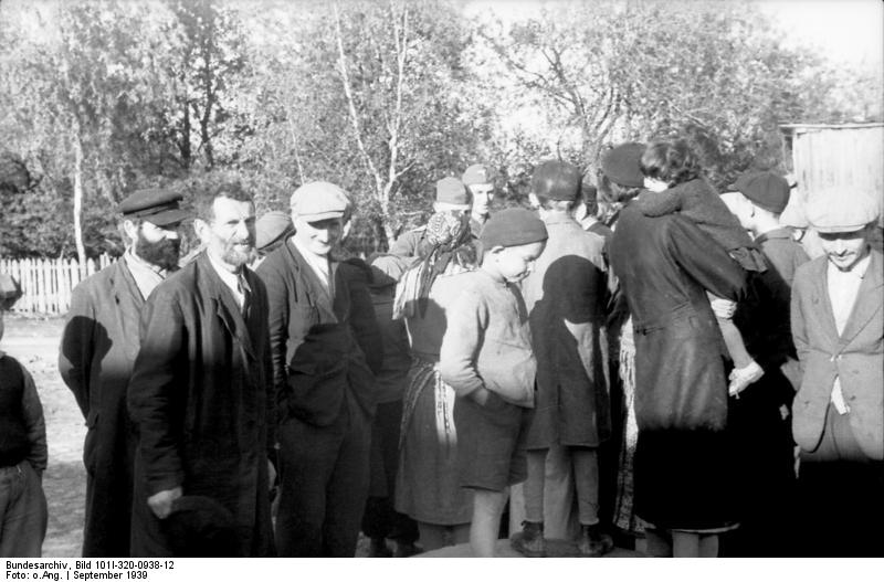 File:Bundesarchiv Bild 101I-320-0938-12, Polen, Menschen vor Gebäude.jpg