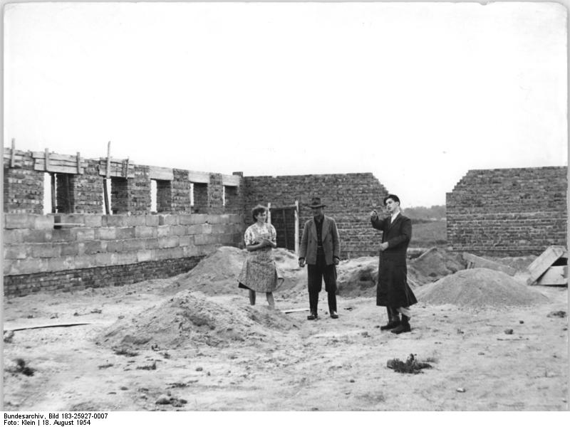 File:Bundesarchiv Bild 183-25927-0007, LPG Cölln, Bau eines Stalls.jpg