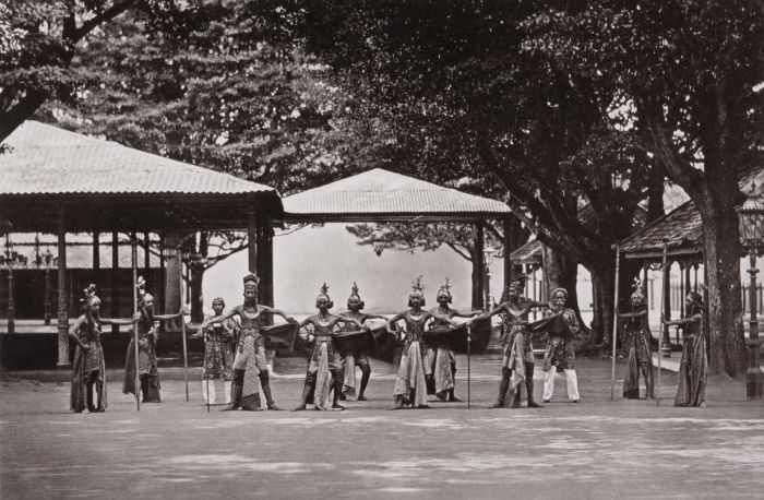 File:COLLECTIE TROPENMUSEUM Dansvoorstelling aan het hof van de Sultan van Jogjakarta TMnr 60046824.jpg