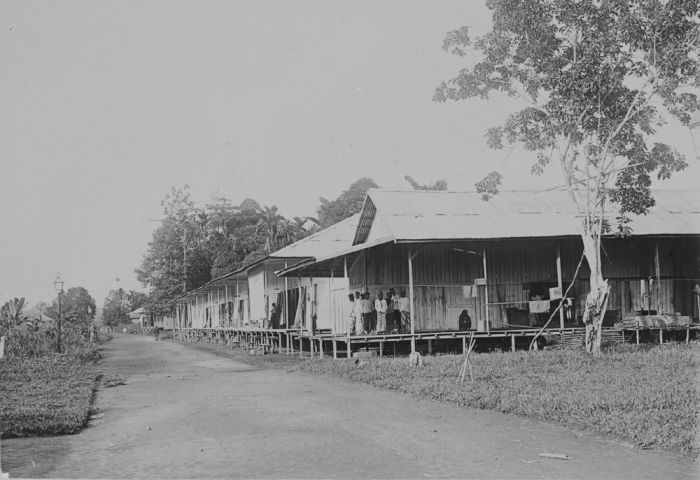 File:COLLECTIE TROPENMUSEUM De pasar te Longiram aan de Boven-Mahakam in Midden-Borneo tijdens de bestuursbevestiging. TMnr 60046436.jpg