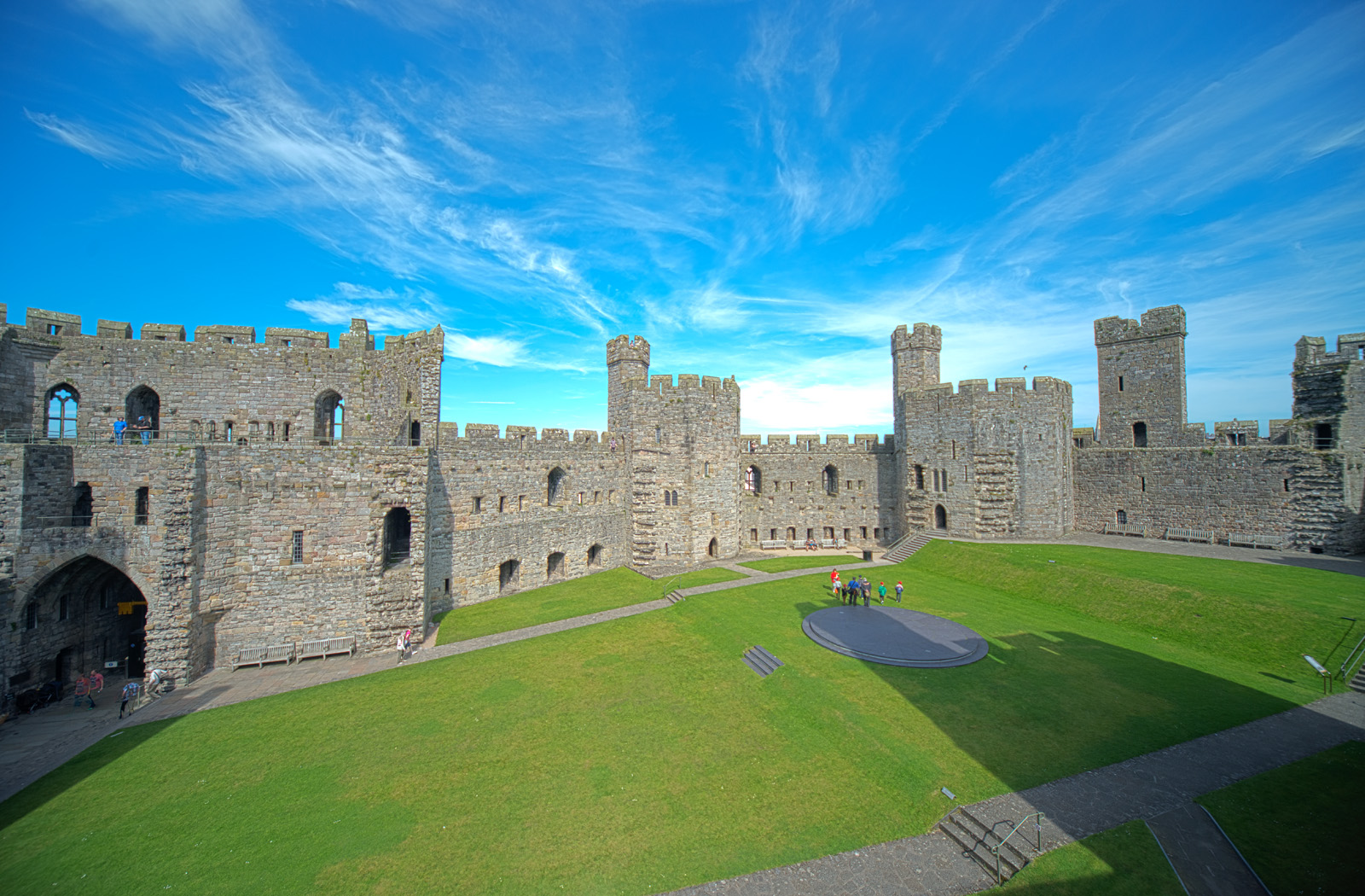 Caernarfon castle. Замок Карнарвон. Замок Кэрнарфон в Гвинеде, Уэльс. 5. Замок Карнарвон. Замок Карнарвон внутри.